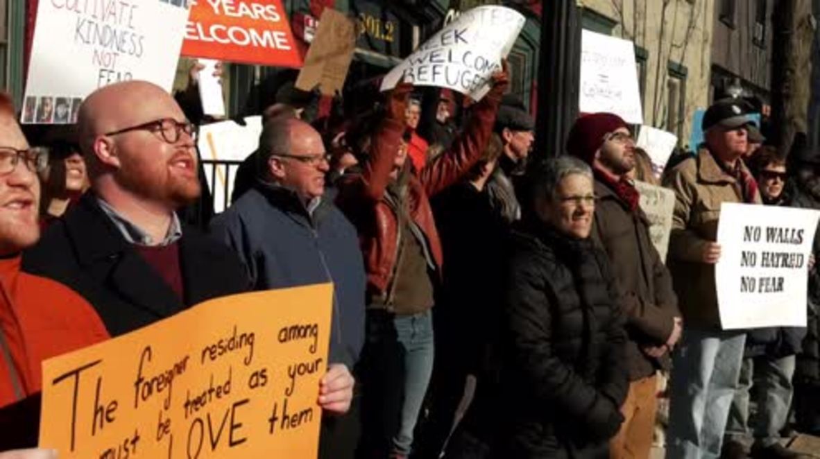 USA: Opposing rallies face off as first refugees arrive in Pennsylvania