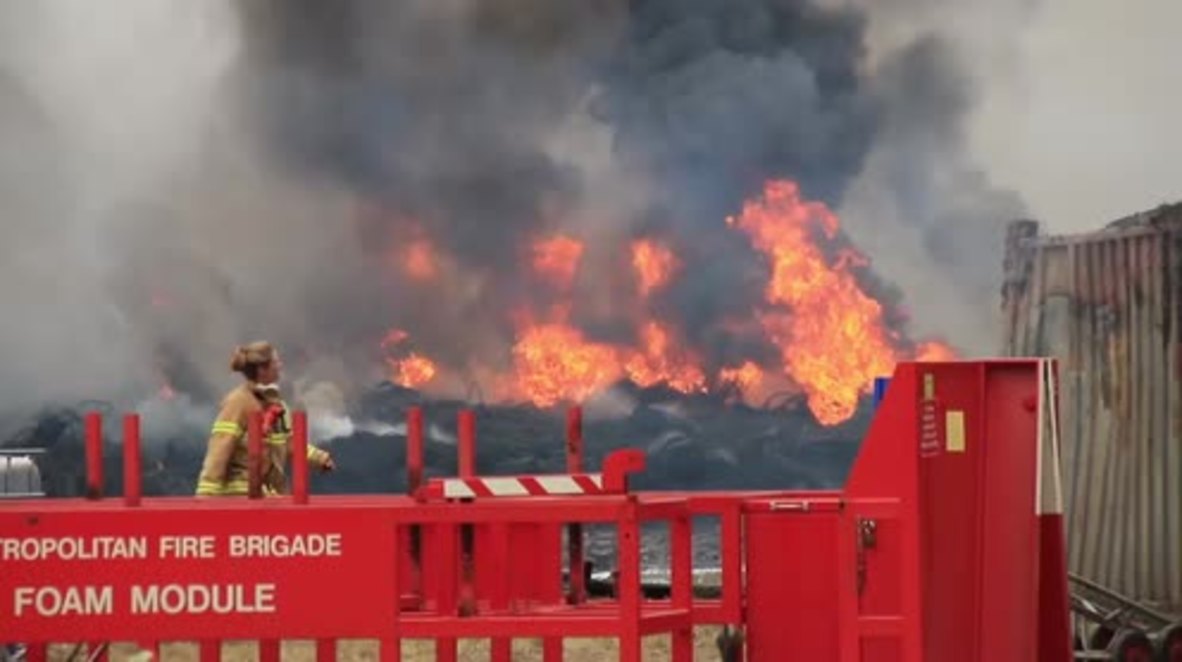 Australia: Firefighters battle huge blaze at Melbourne tyre yard