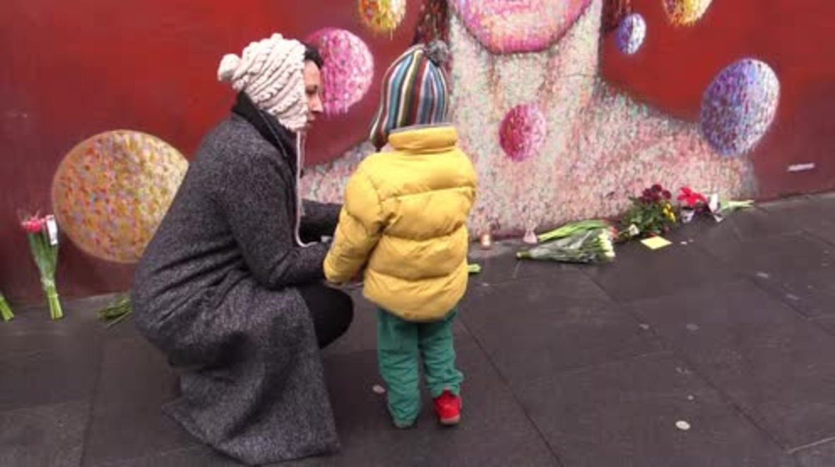 UK: David Bowie fans place tributes at Brixton mural