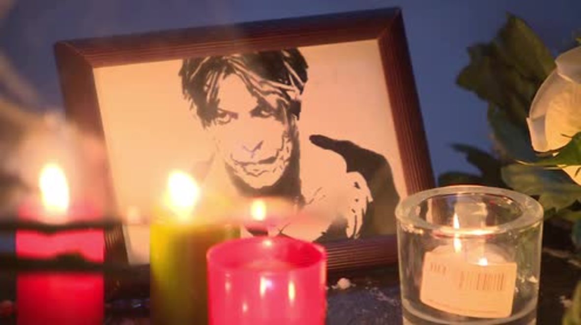 Russia: Muscovites pay tribute to David Bowie at British embassy