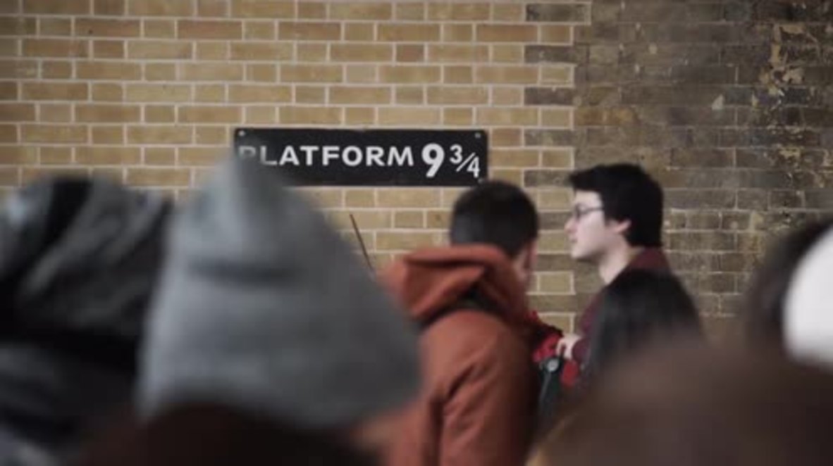 UK: Fans pay tribute to Alan Rickman at Platform 9 3/4