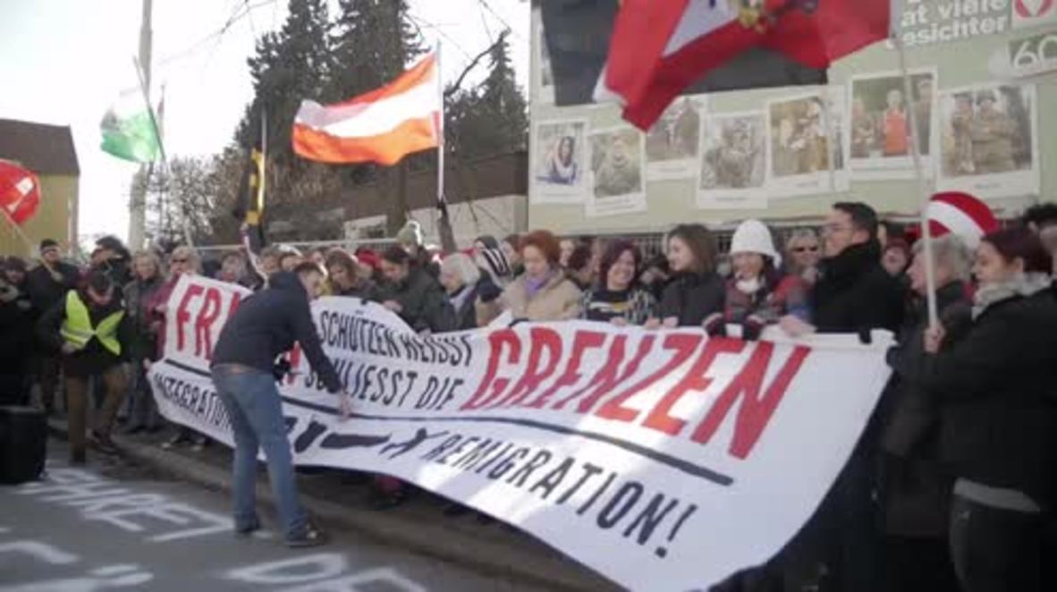 Austria: Anti and pro-refugee rallies face off in Graz