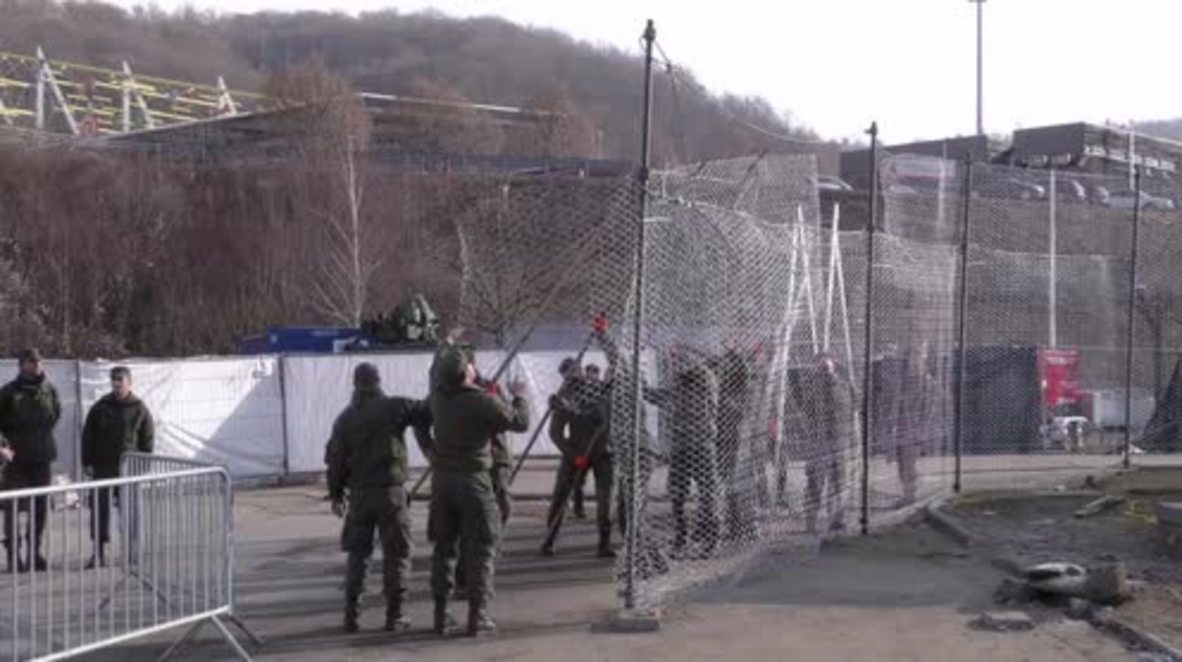 Austria: Army erects metal fence on border with Slovenia
