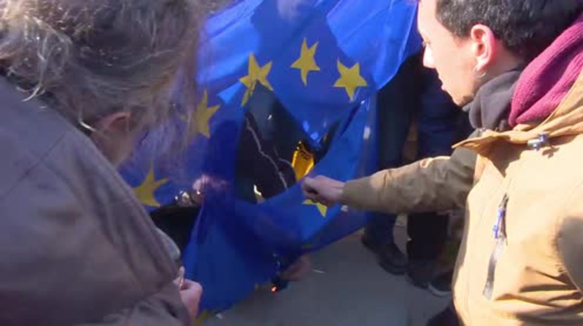 Greece: EU flag set alight at pro-refugee protest on Greek-Turkish border
