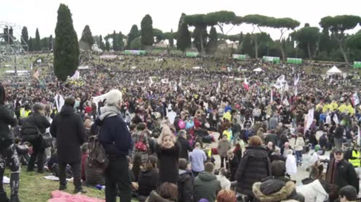 Italy: Thousands rally against proposed same-sex marriage bill in Rome