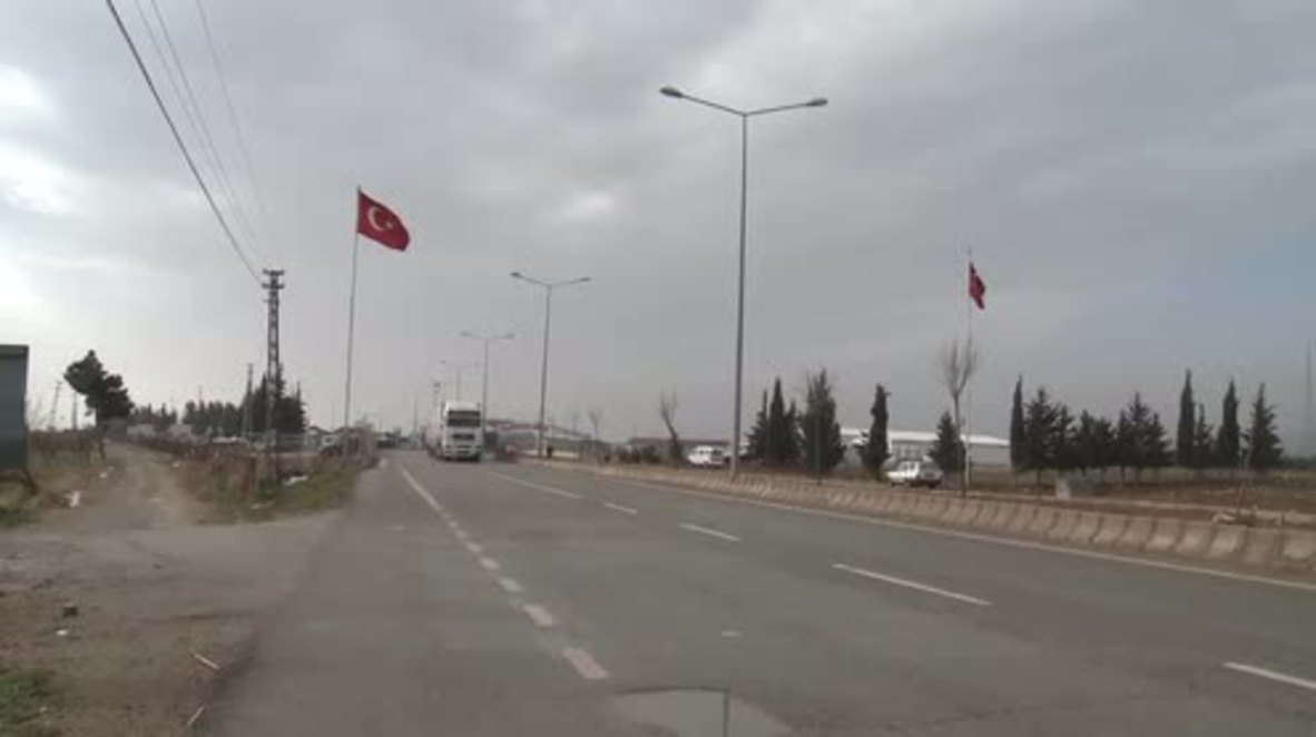 Turkey: Police keep border closed as 50,000 refugees queue on Syrian side