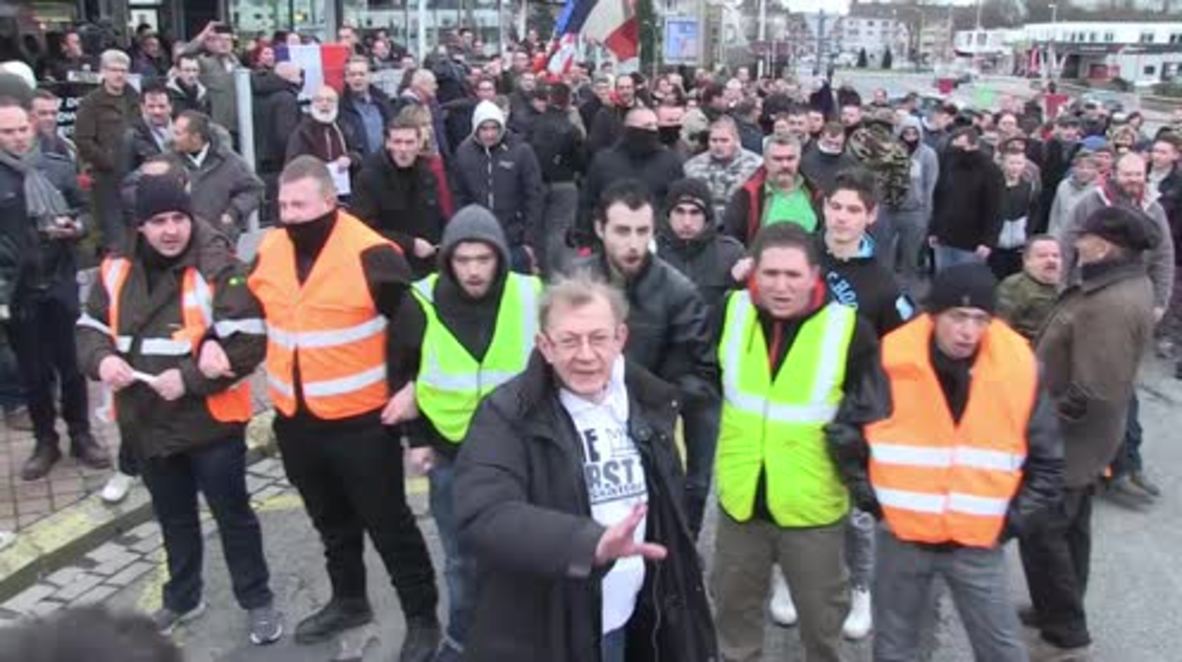 France: PEGIDA supporters clash with police in Calais, arrests made
