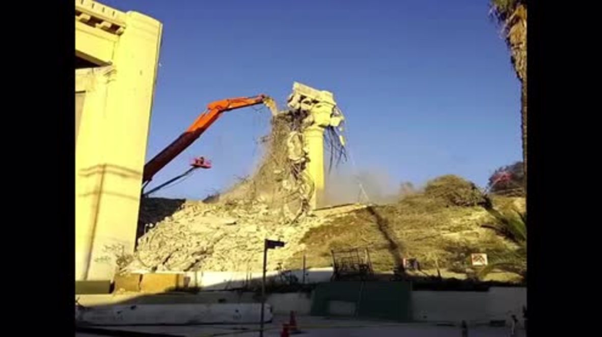 USA: 'Slow Jam 101' - 6th St Bridge demolition shuts down Hollywood freeway