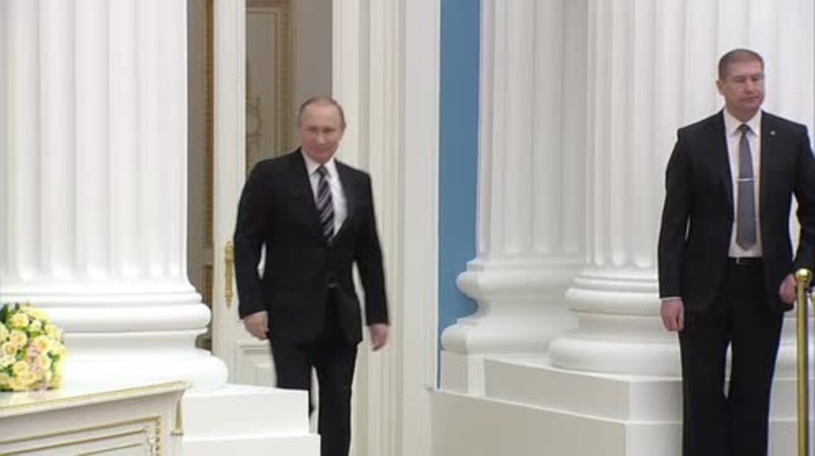 Russia: Putin awards young scientists at Kremlin