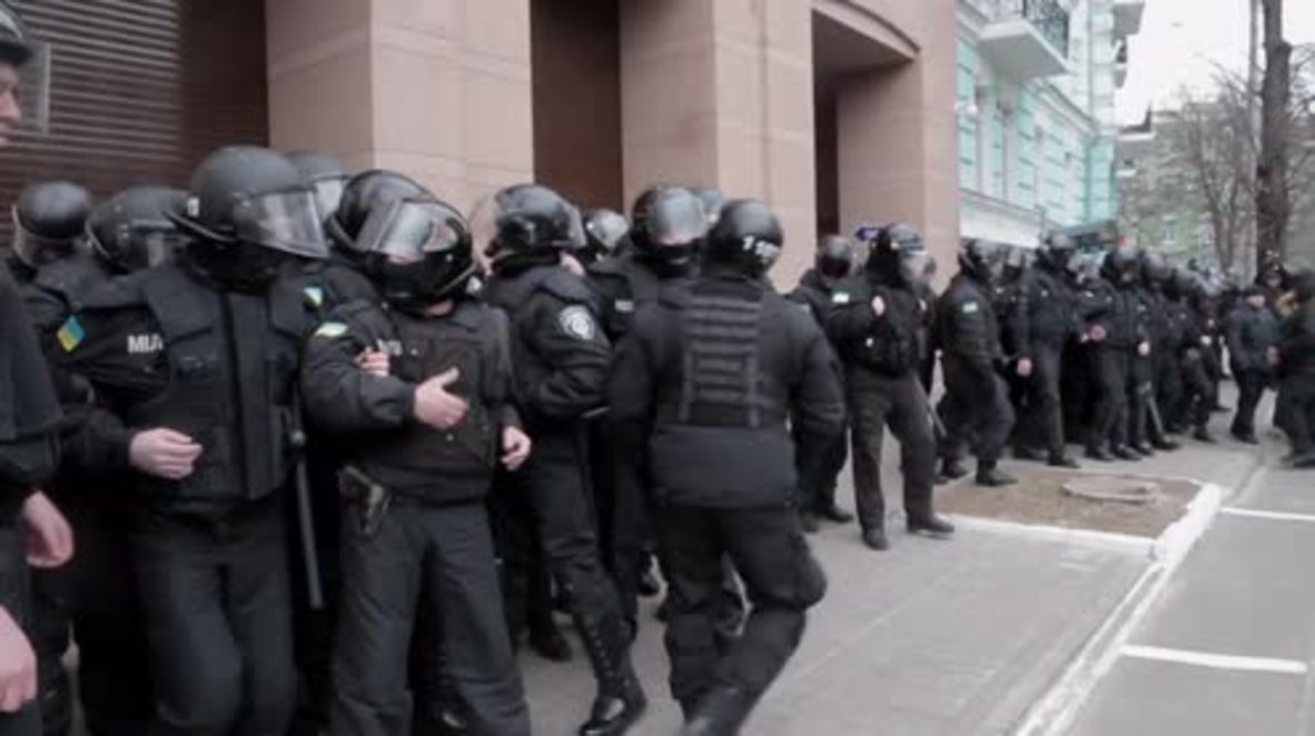 Ukraine: Right-wingers stone Akhmetov's Kiev office