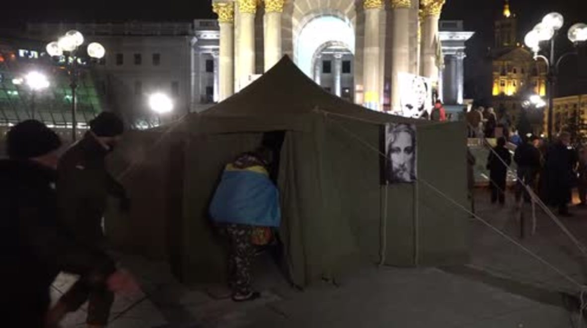 Ukraine: Right-wing protesters pitch tents on Maidan Square
