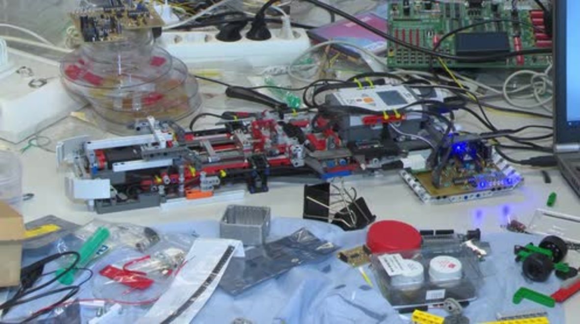 Austria: Student builds high-tech elasticity measuring machine out of LEGO
