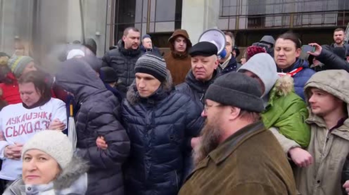 Belarus: Hundreds rally against new import regulations in Minsk
