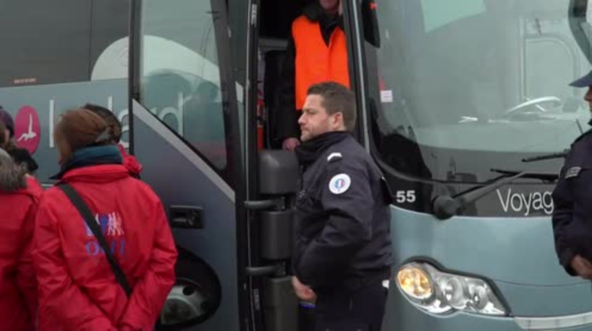 France: Refugees leave Calais by bus as camp eviction order confirmed