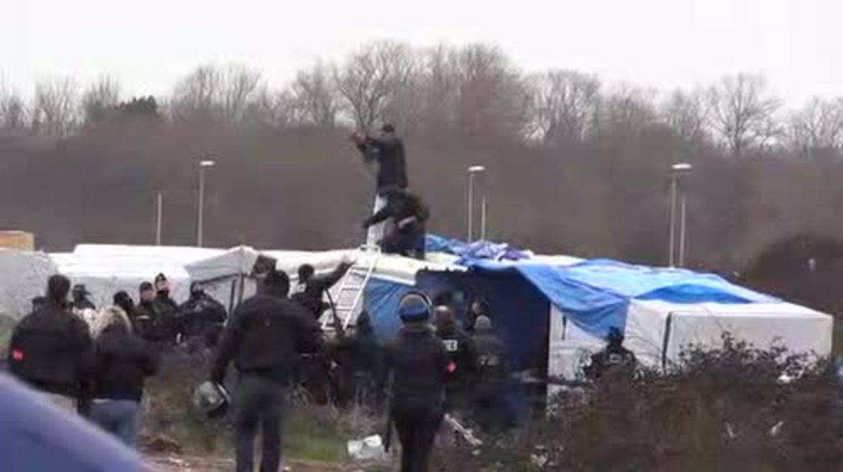 France: Refugee slits wrist as police resume 'Jungle' camp clearance
