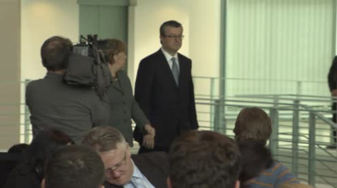 Germany: Croatian PM Oreskovi won't rule out using army to protect borders