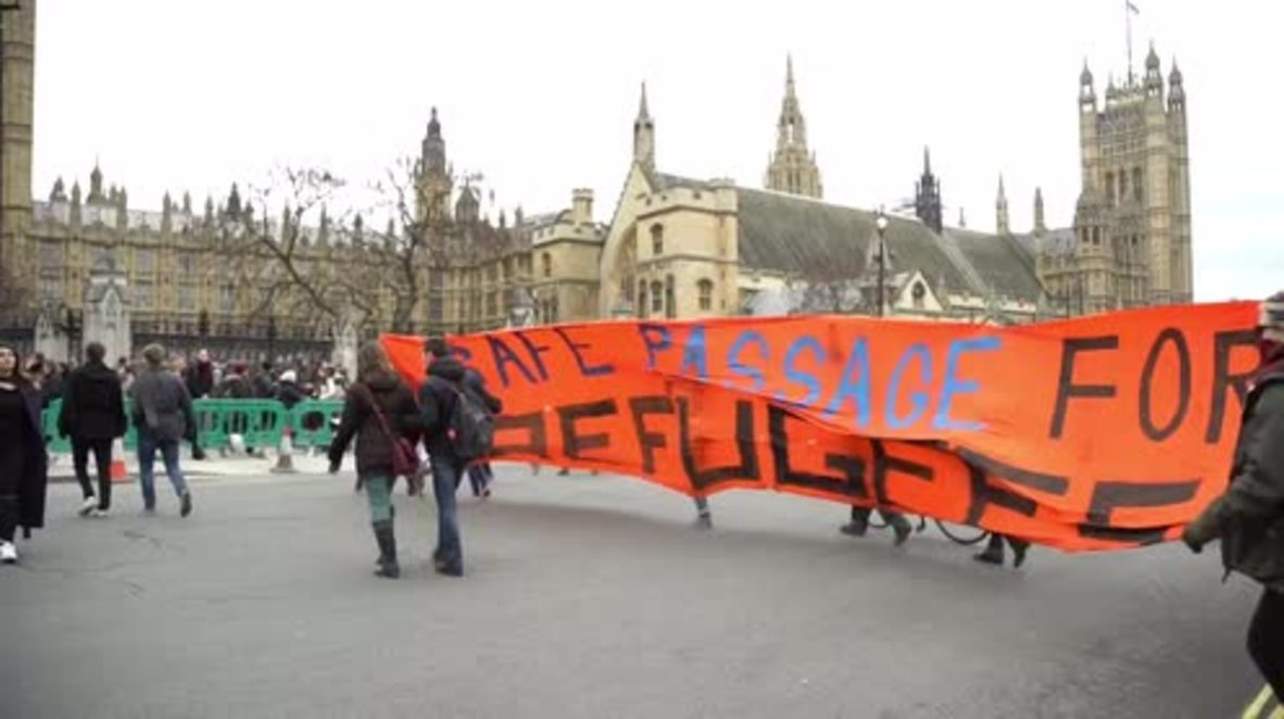 UK: Pro-refugee protesters block Westminster Bridge
