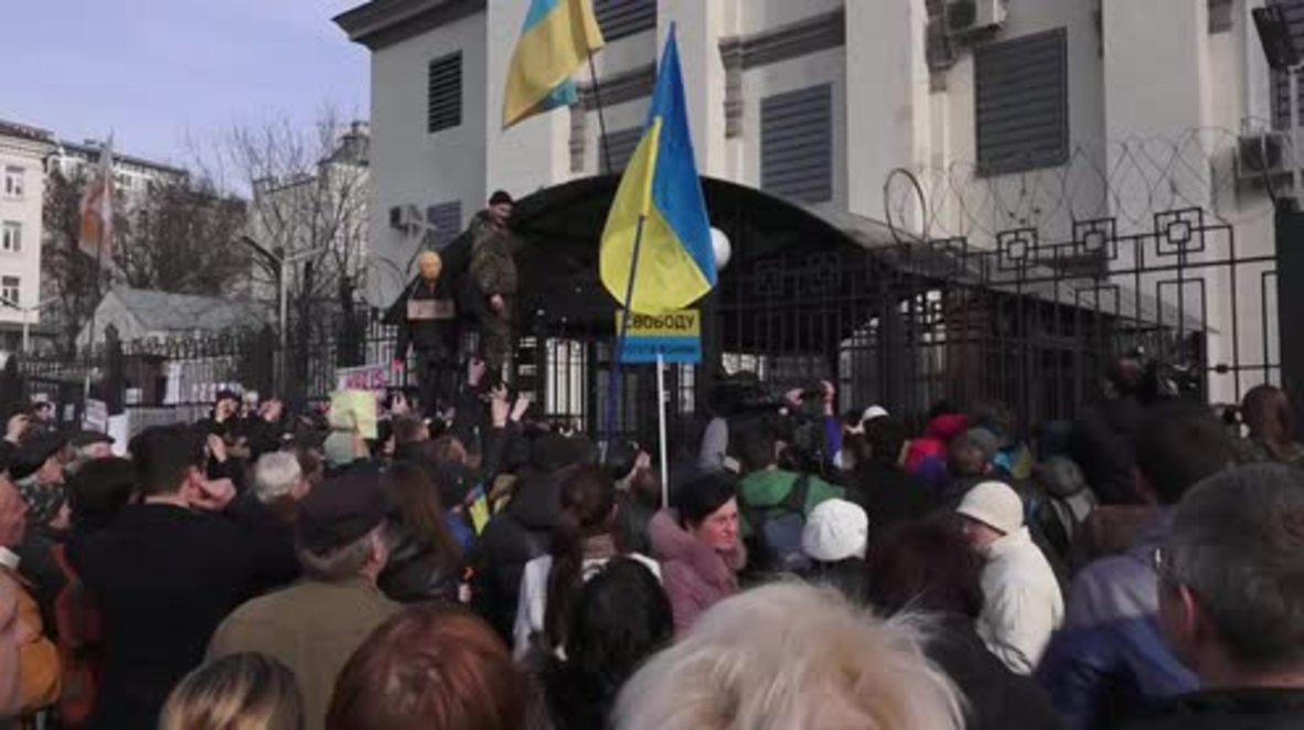 Ukraine: Nationalist protesters vandalise Russian embassy in Kiev