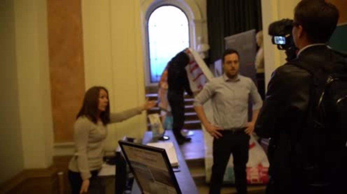 UK: Activists crash council meeting over 'social cleansing' of London's estates