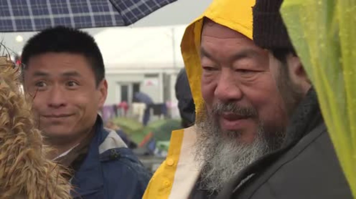 Greece: Ai Weiwei makes appearance at Idomeni refugee camp