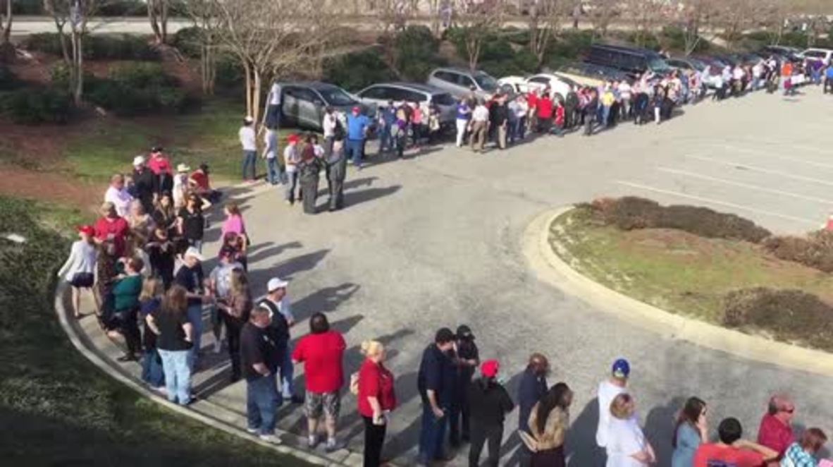USA: Trump supporters queue up for rally ahead of N.Carolina primary