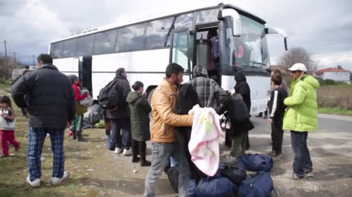 Greece: Refugees depart on first buses from Idomeni as part of UN relocation plan