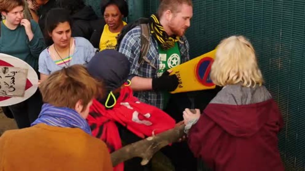 UK: Thousands protest against detention of refugees at Yarl's Wood