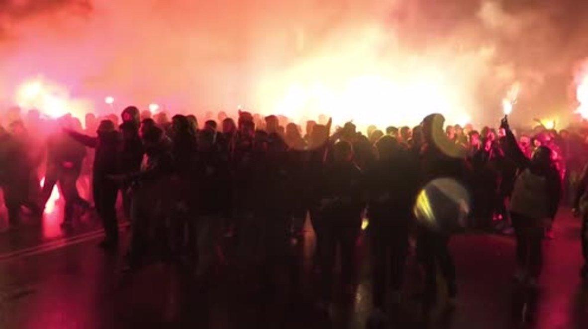 Ukraine: Rival football hooligans unite for nationalist march