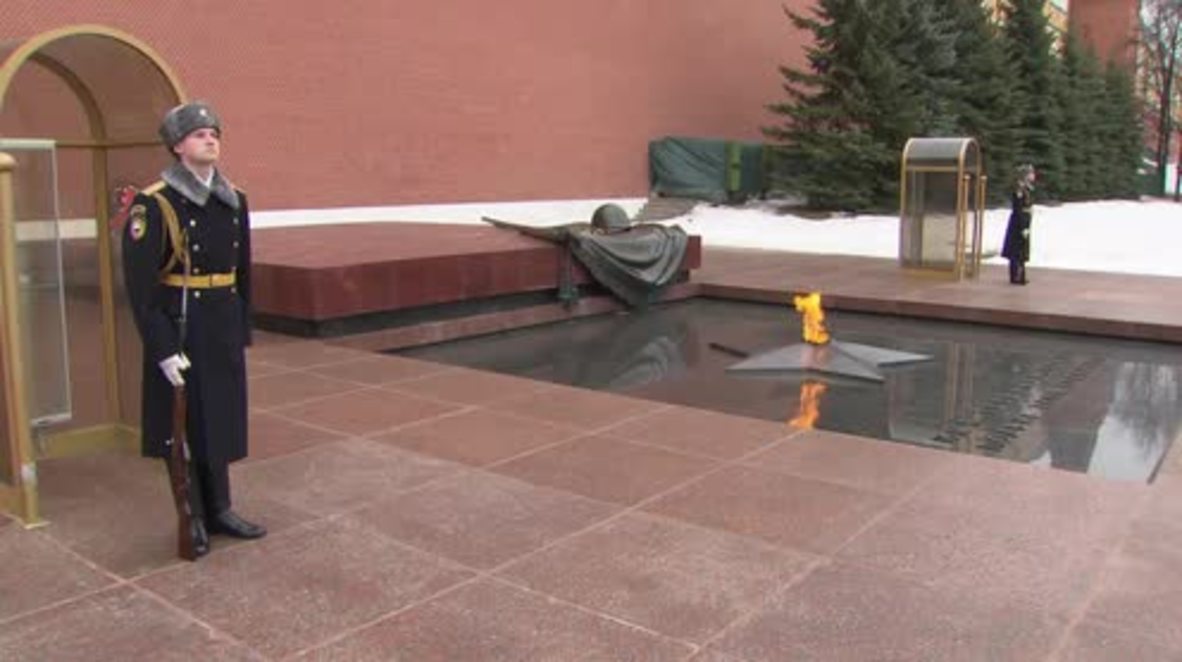 Russia: Israeli President lays wreath at Tomb of Unknown Soldier in Moscow