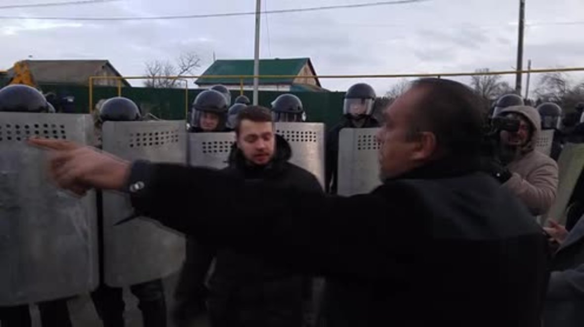 Russia: Riot police clash with Roma protesting gas lines in Tula