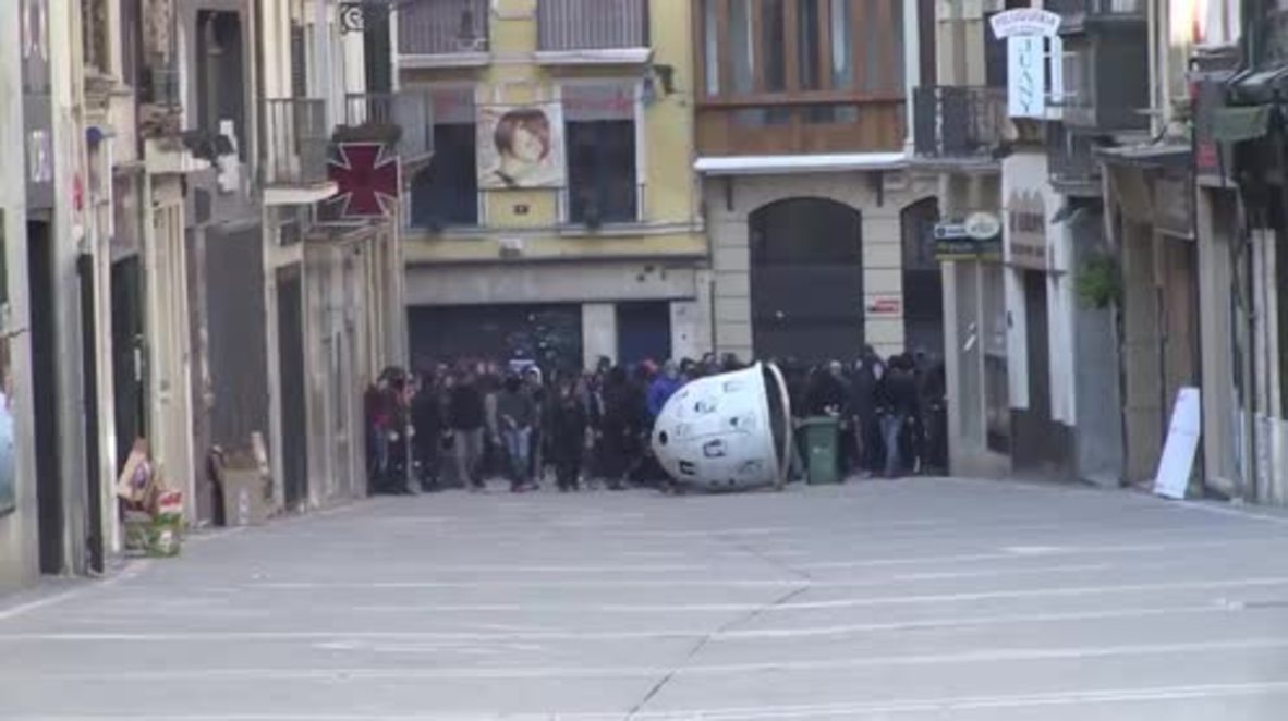 Spain: Students and police clash in historic streets of Pamplona