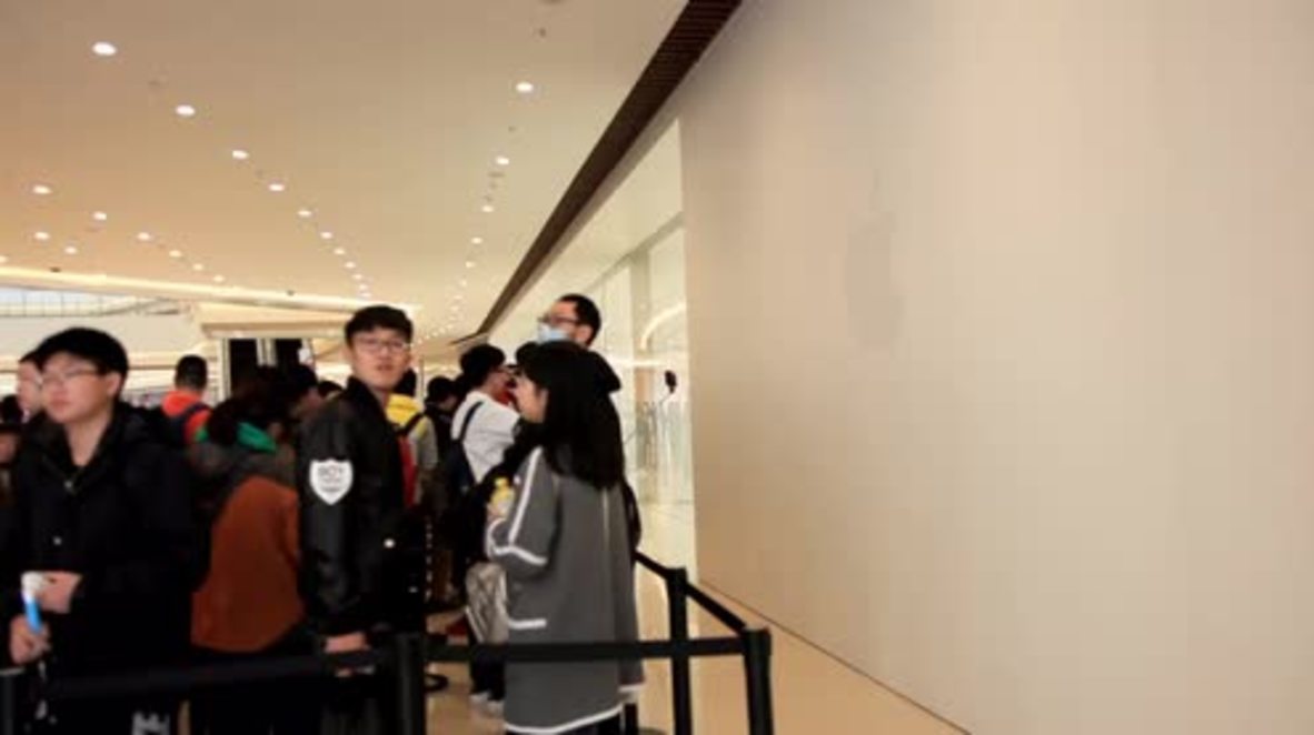 China: iFans rush to check out world's largest Apple Store in Dalian