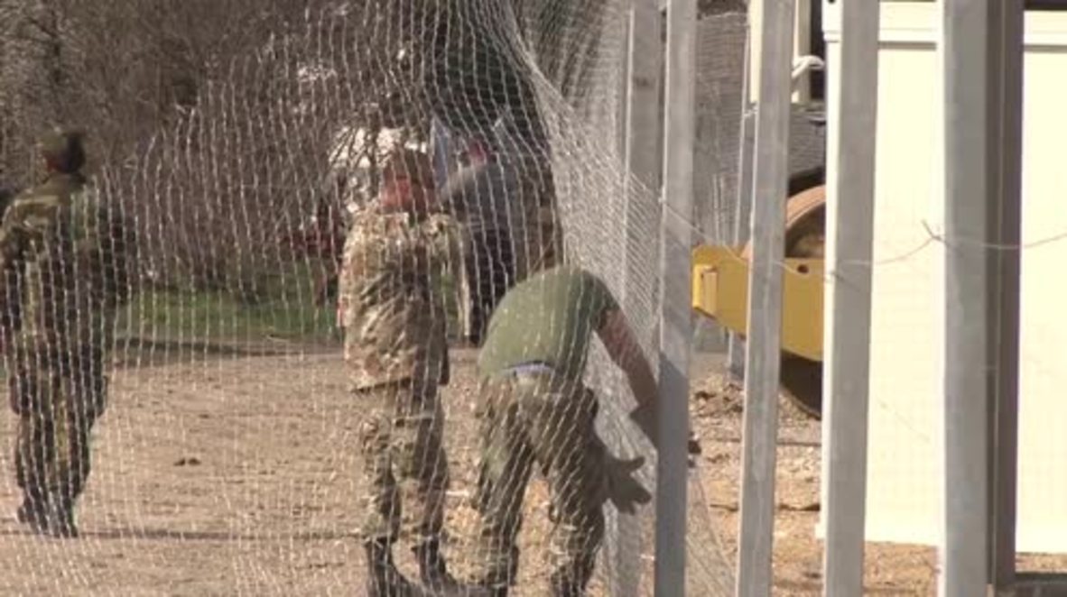 Macedonia: Soldiers erect fence around stranded refugees