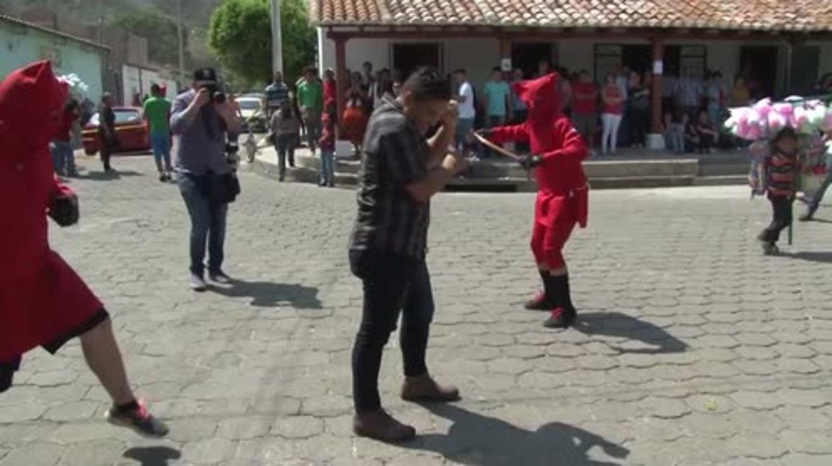 El Salvador: ‘Demons’ take to Texistepeque’s streets to whip away people’s sins