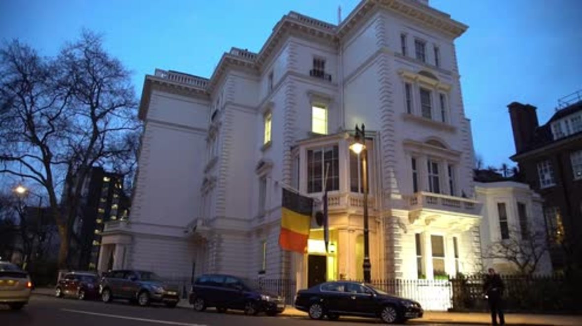 UK: Londoners lay flowers at Belgian embassy for Brussels attack victims