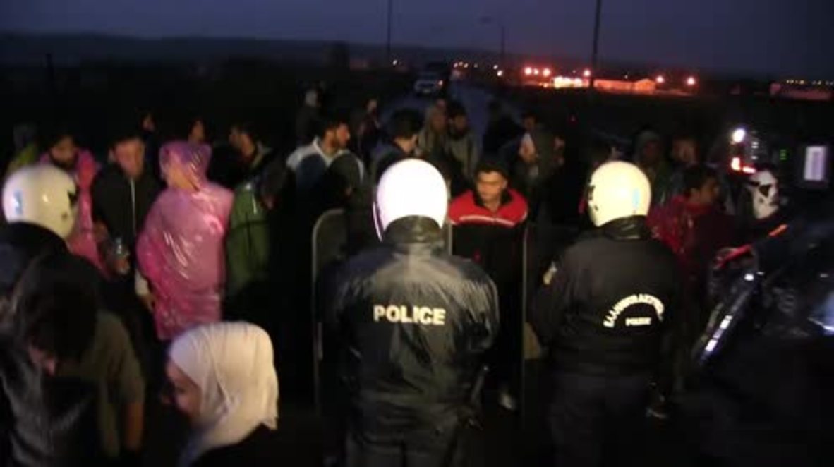 Greece: Idomeni refugees block highway demanding open borders