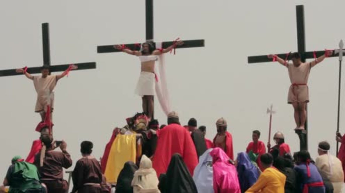 Philippines: Catholic devotees re-enact Passion of the Christ *GRAPHIC*
