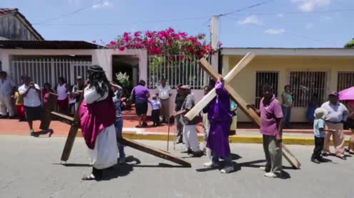 Nicaragua: Christians carry each other on chains to celebrate Good Friday in Masetepe