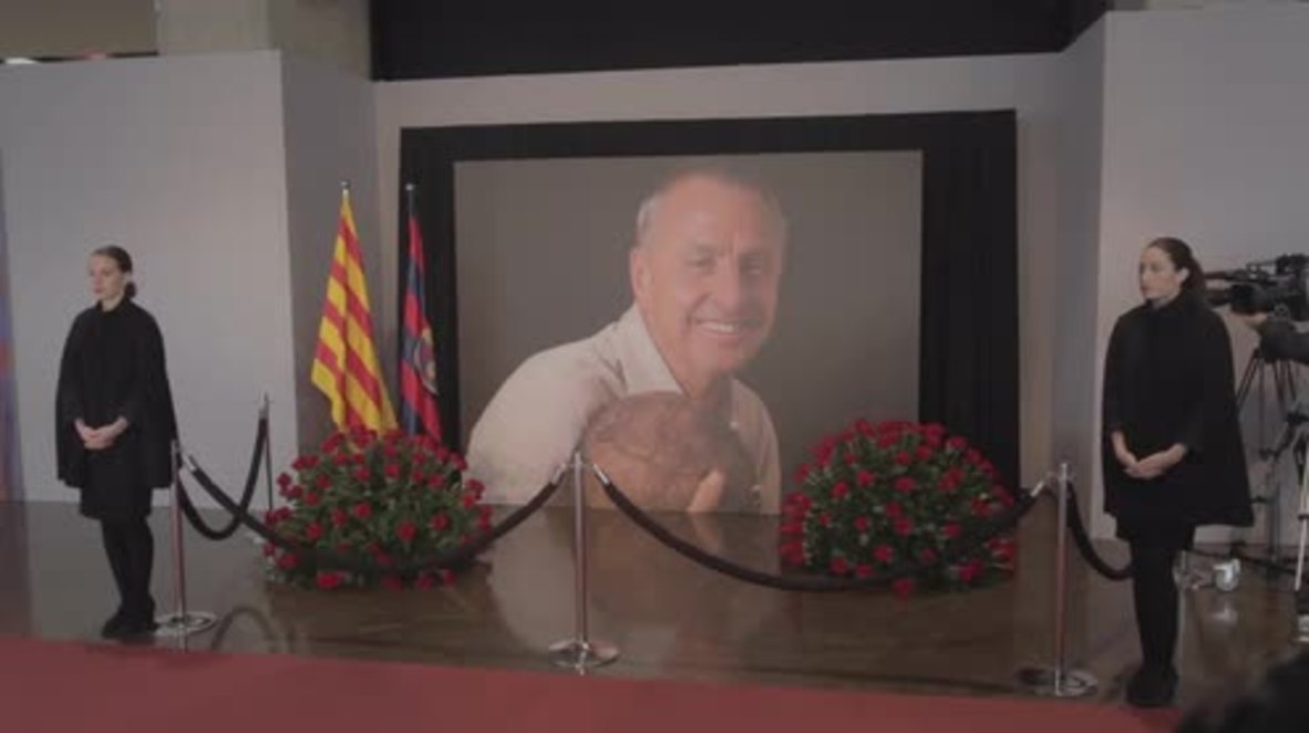 Spain: FC Barcelona fans and president pay tribute to Johan Cruyff