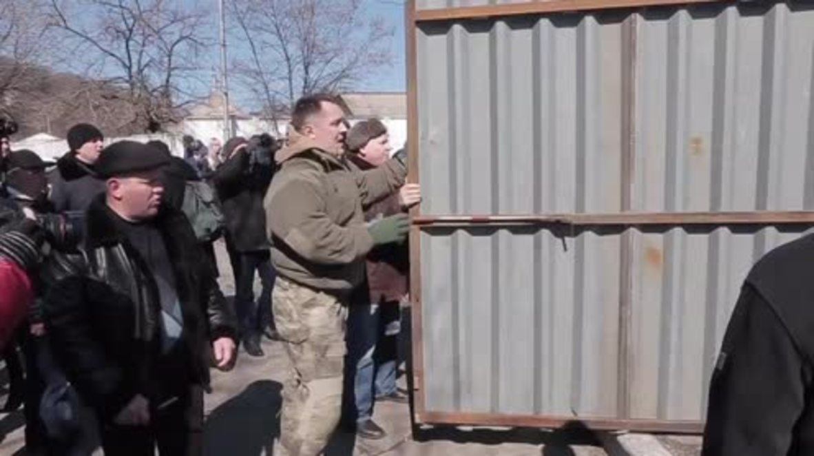 Ukraine: Police and protesters break ex-Aidar members' blockade of Kiev boat park