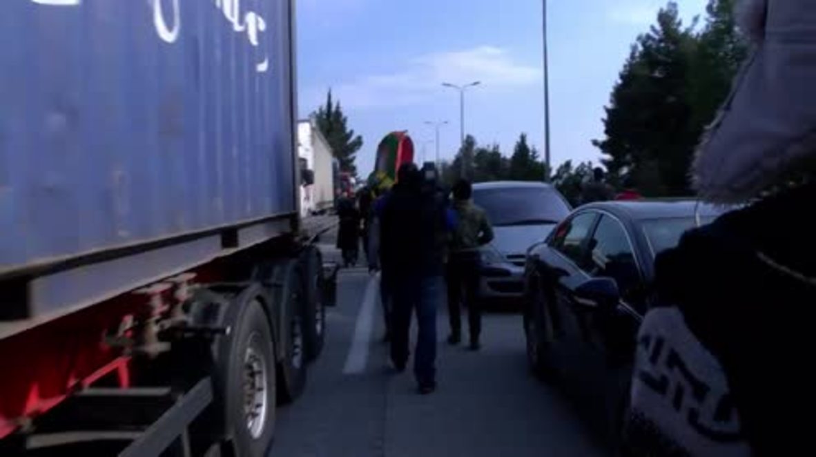 Greece: Idomeni refugees disrupt traffic to Macedonia in protest of border closure