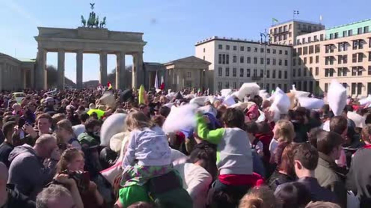 Germany: Feathers fly as Berliners batter each other with pillows