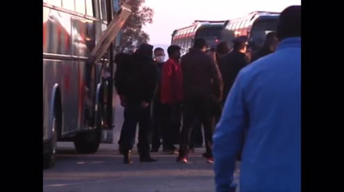 Greece: Lesbos refugees board boats to Turkey as deportations begin