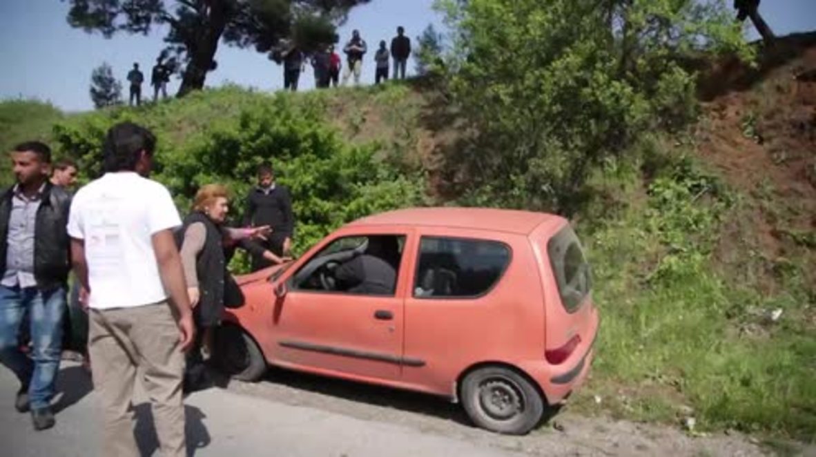 Greece: Refugees scuffle with drivers over highway blockade near Idomeni