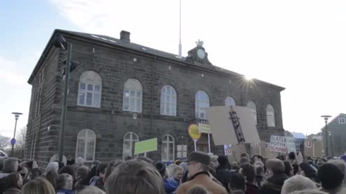 Iceland: Protesters throw eggs at parliament over Panama Papers leak