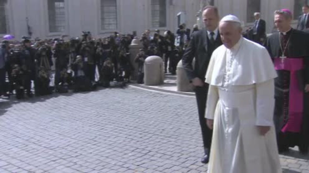Holy See: Pope Francis blesses 5-yr-old girl losing her sight