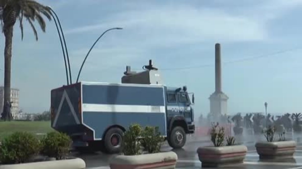 Italy: Naples police blast anti-Renzi protesters with water cannon