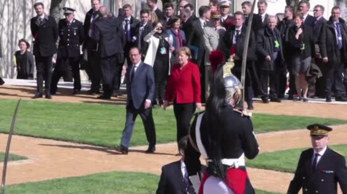 France: Hollande welcomes Merkel to Metz with full military honours