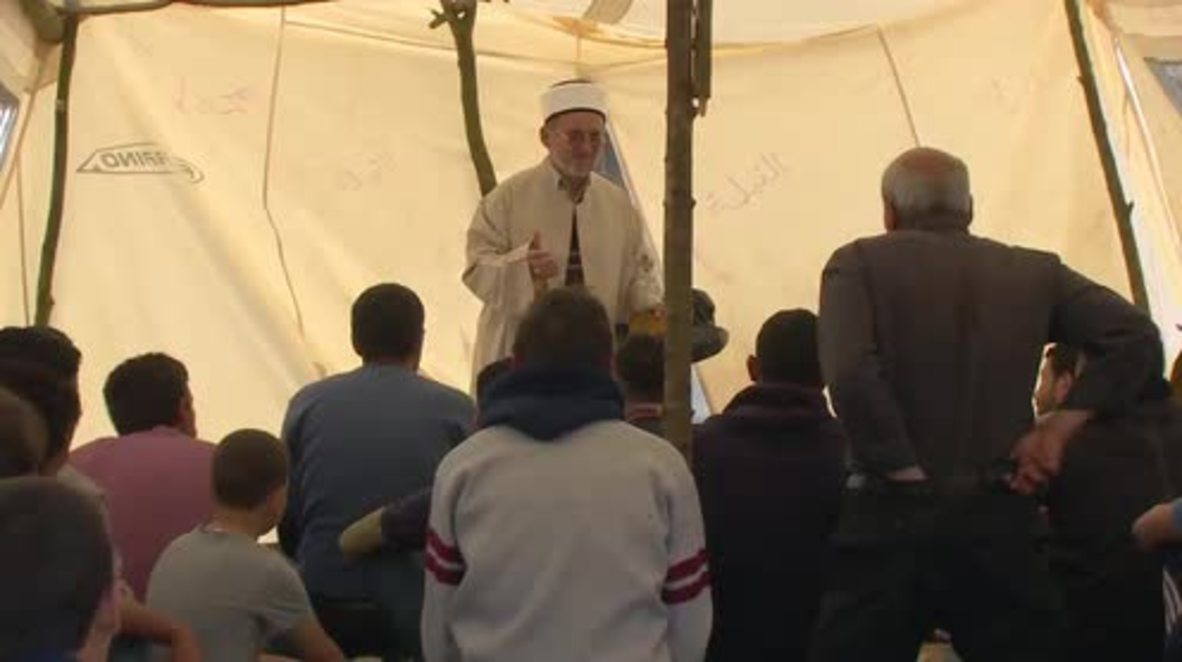 Greece: Greek Imam holds Friday prayers for refugees at Idomeni camp