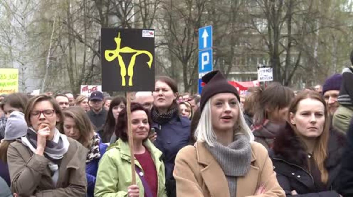 Poland: Thousands protest against possible ban on abortion in Warsaw